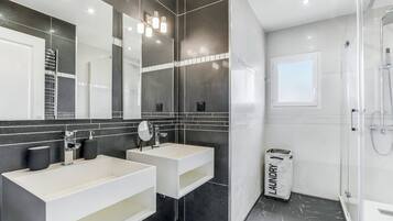 SĂšche-cheveux, savon, shampoing, papier toilette