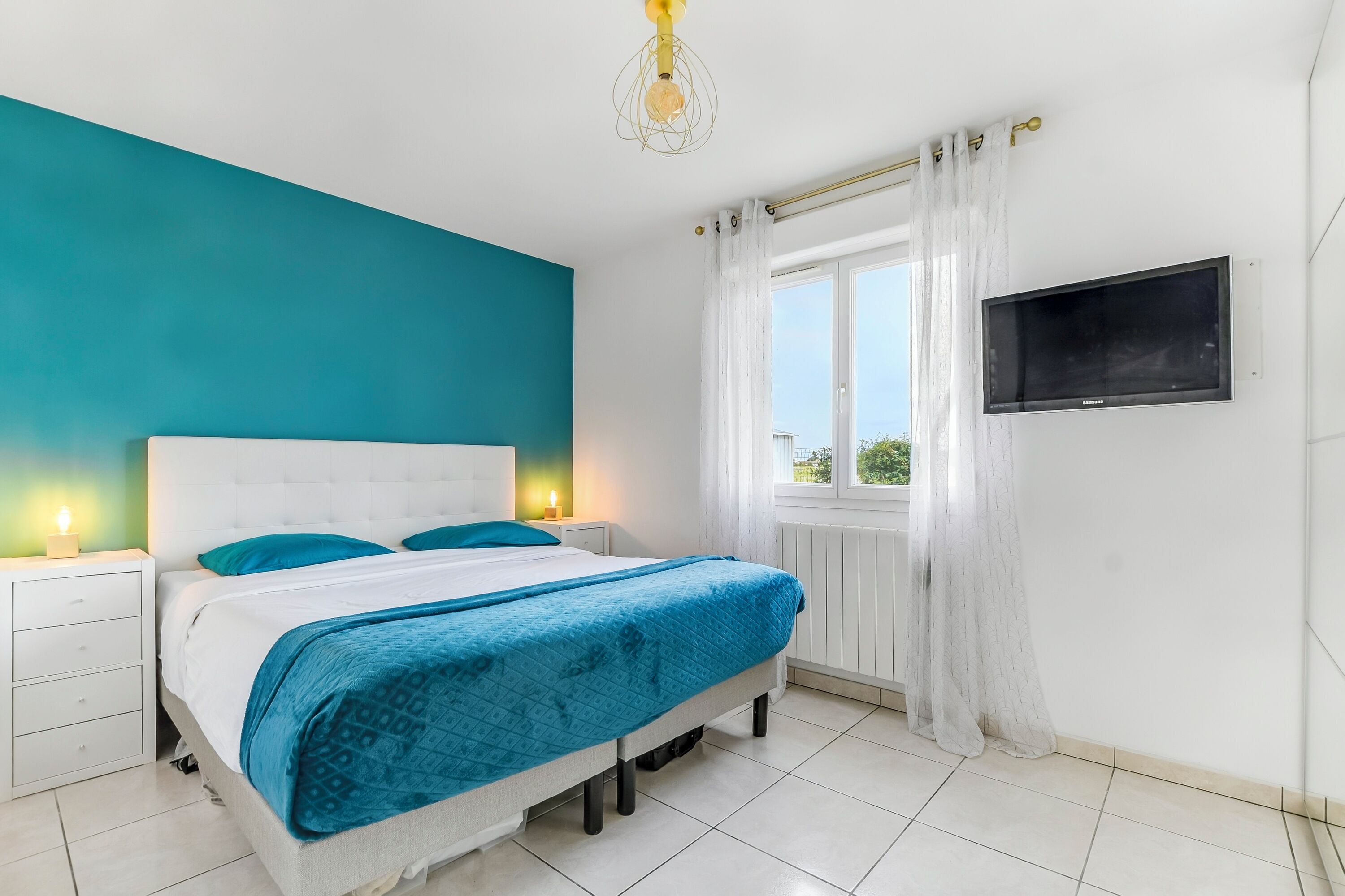 6 camere, una scrivania, ferro/asse da stiro, culla da viaggio