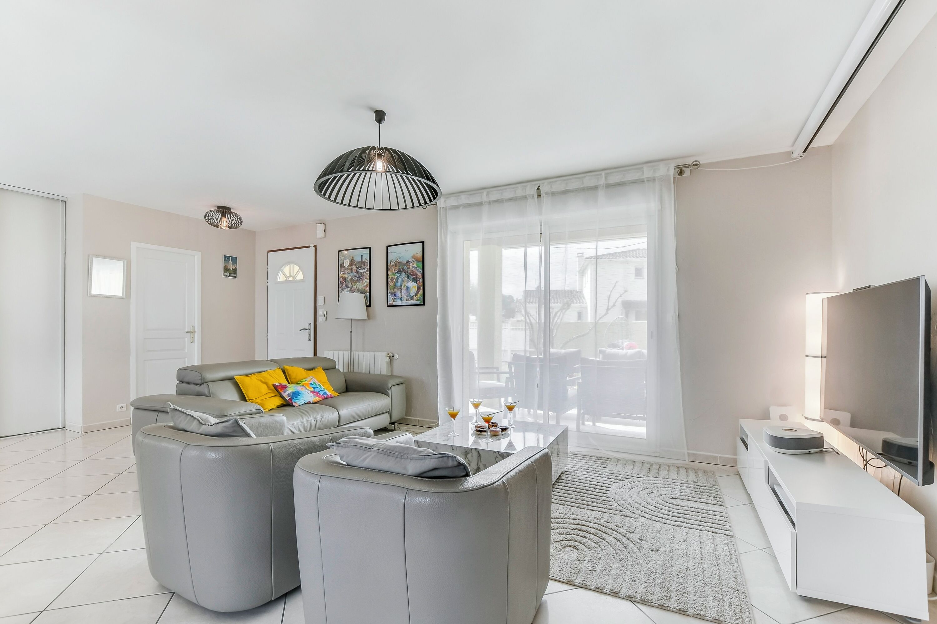 Älytelevisio, videopelejä, DVD-soitin, kirjoja