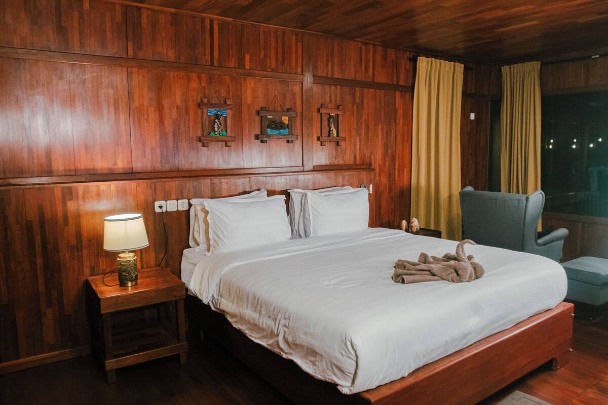 In-room safe, desk, laptop workspace, free WiFi