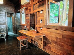 Quarto família, vista para o mar | Cofres nos quartos, escrivaninha, espaço de trabalho para notebook