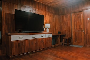 Deluxe-Doppel- oder -Zweibettzimmer, Meerblick | Zimmersafe, Schreibtisch, laptopgeeigneter Arbeitsplatz