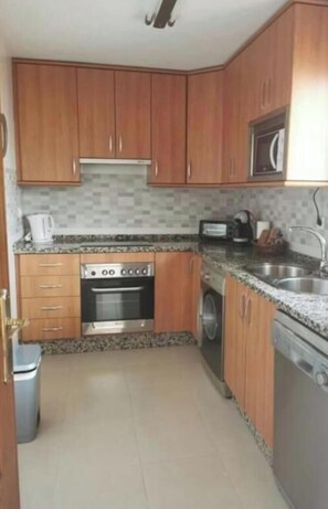 Fridge, microwave, stovetop, dining tables - Housing Calle Goya 2 (FUENGIROLA)