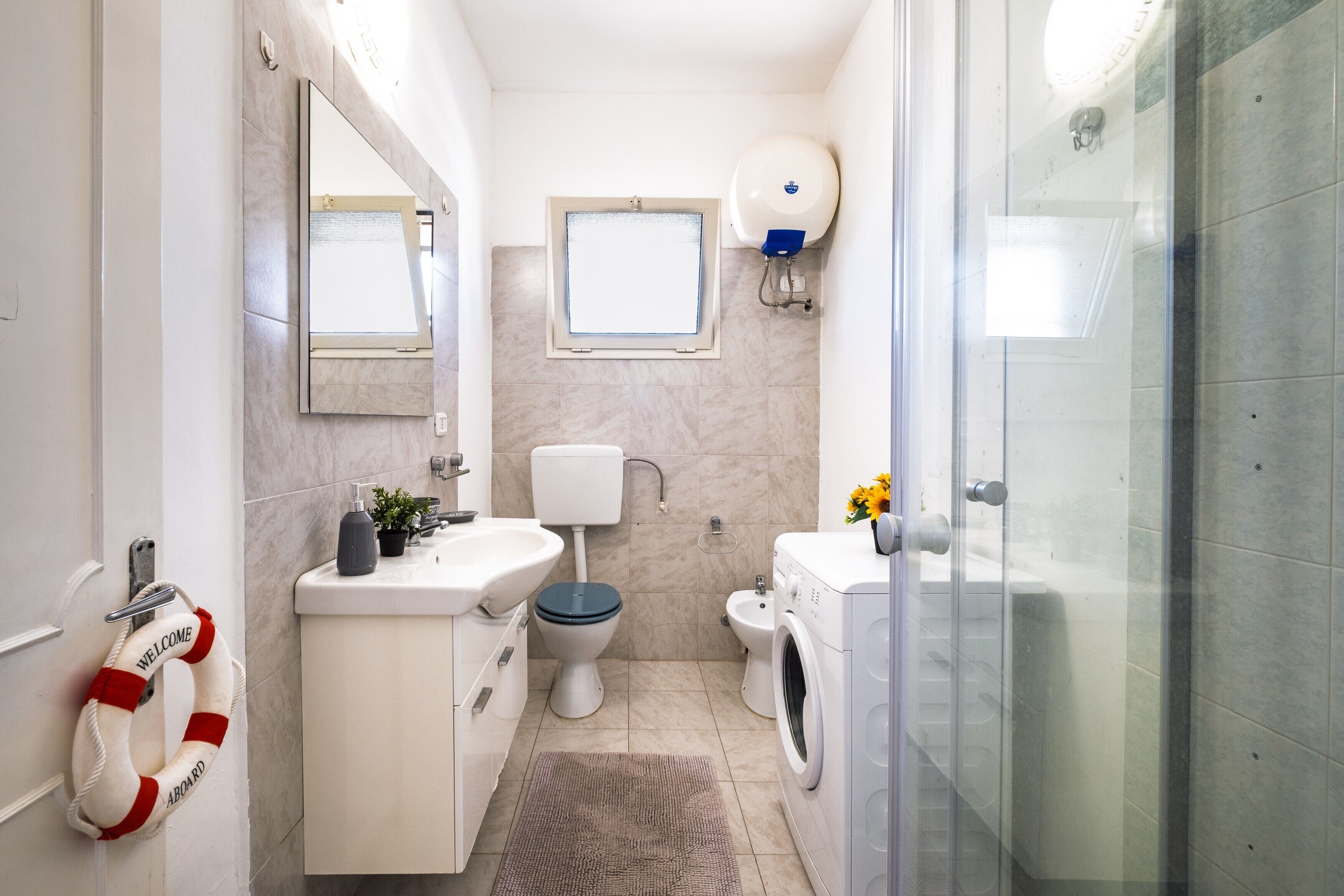 Een douche, een haardroger, handdoeken