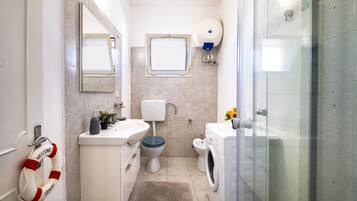 Een douche, een haardroger, handdoeken