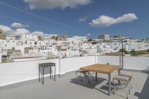 Outdoor dining - Casa Amaro - Apartment in Vejer de la Frontera with Terrace & Mountain Views (Vejer de la Frontera)