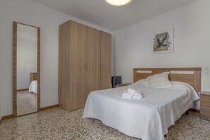 2 bedrooms, iron/ironing board, WiFi, bed sheets - Casa Amaro - Apartment in Vejer de la Frontera with Terrace & Mountain Views (Vejer de la Frontera)