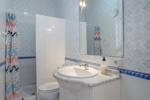 Shower, hair dryer, towels - Casa Amaro - Apartment in Vejer de la Frontera with Terrace & Mountain Views (Vejer de la Frontera)