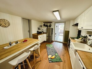 Fridge, oven, stovetop, dishwasher