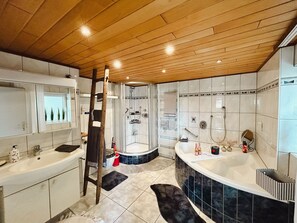 Dusche, Haartrockner, Handtücher