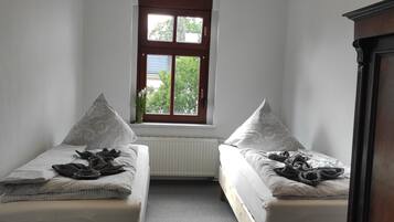 3 bedrooms, internet, bed sheets