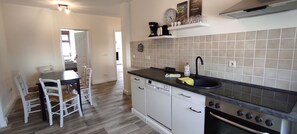 Mikrobølgeovn, ovn, kokeplater og oppvaskmaskin