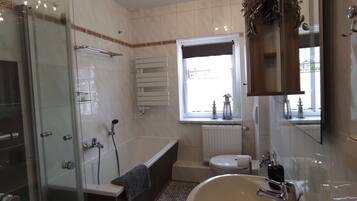 Haartrockner, Handtücher, Seife, Toilettenpapier