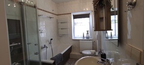 Haartrockner, Handtücher, Seife, Toilettenpapier