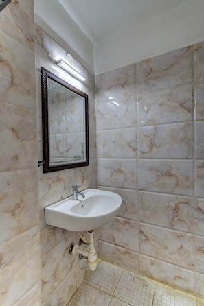 Deluxe Double Room | Bathroom