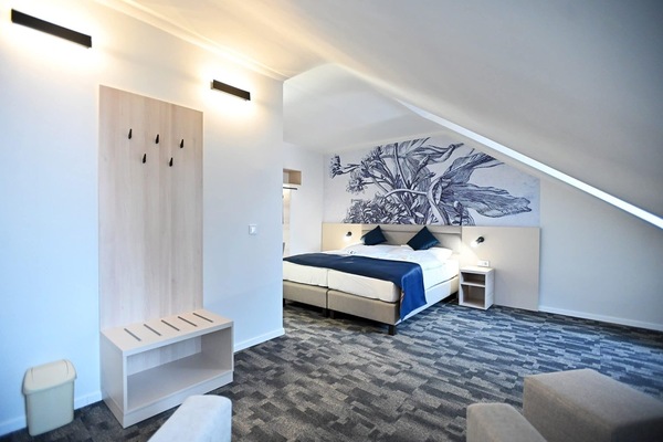 Comfort driepersoonskamer, uitzicht op de stad, op tussenverdieping | Een kluis op de kamer, verduisterende gordijnen, gratis wifi