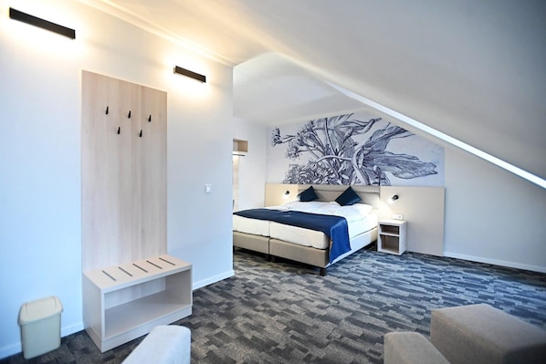 Comfort-Dreibettzimmer, Stadtblick, Zwischengeschoss | Zimmersafe, Verdunkelungsvorhänge, kostenloses WLAN