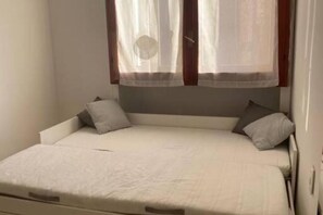 Iron/ironing board, WiFi, bed sheets