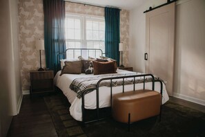 4 chambres, bureau, fer et planche à repasser, lit parapluie