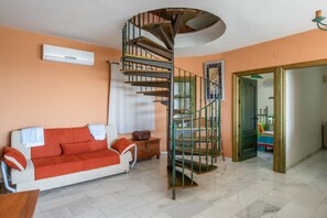 Una televisión, videojuegos, una mesa de tenis de mesa