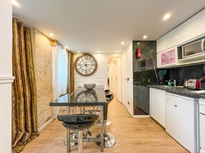 Kühlschrank, Mikrowelle, Ofen, Wasserkocher mit Kaffee-/Teezubehör