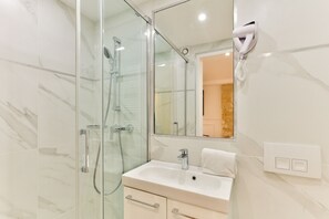 Shower, hair dryer, towels