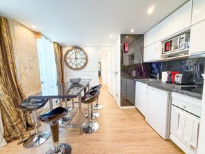 Refrigerador, microondas, horno y cafetera y tetera 