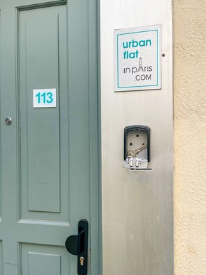Exterior detail - UrbanFlat 113 - Groundfloor Apartment Paris Historic Center (París)