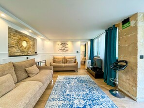 TV - UrbanFlat 113 - Groundfloor Apartment Paris Historic Center (París)