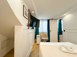 2 bedrooms, iron/ironing board, free WiFi, bed sheets - UrbanFlat 113 - Groundfloor Apartment Paris Historic Center (París)