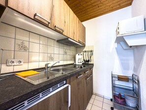 Geladeira, micro-ondas, cooktop, lava-louças