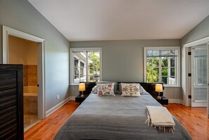 4 bedrooms, desk, free WiFi, bed sheets