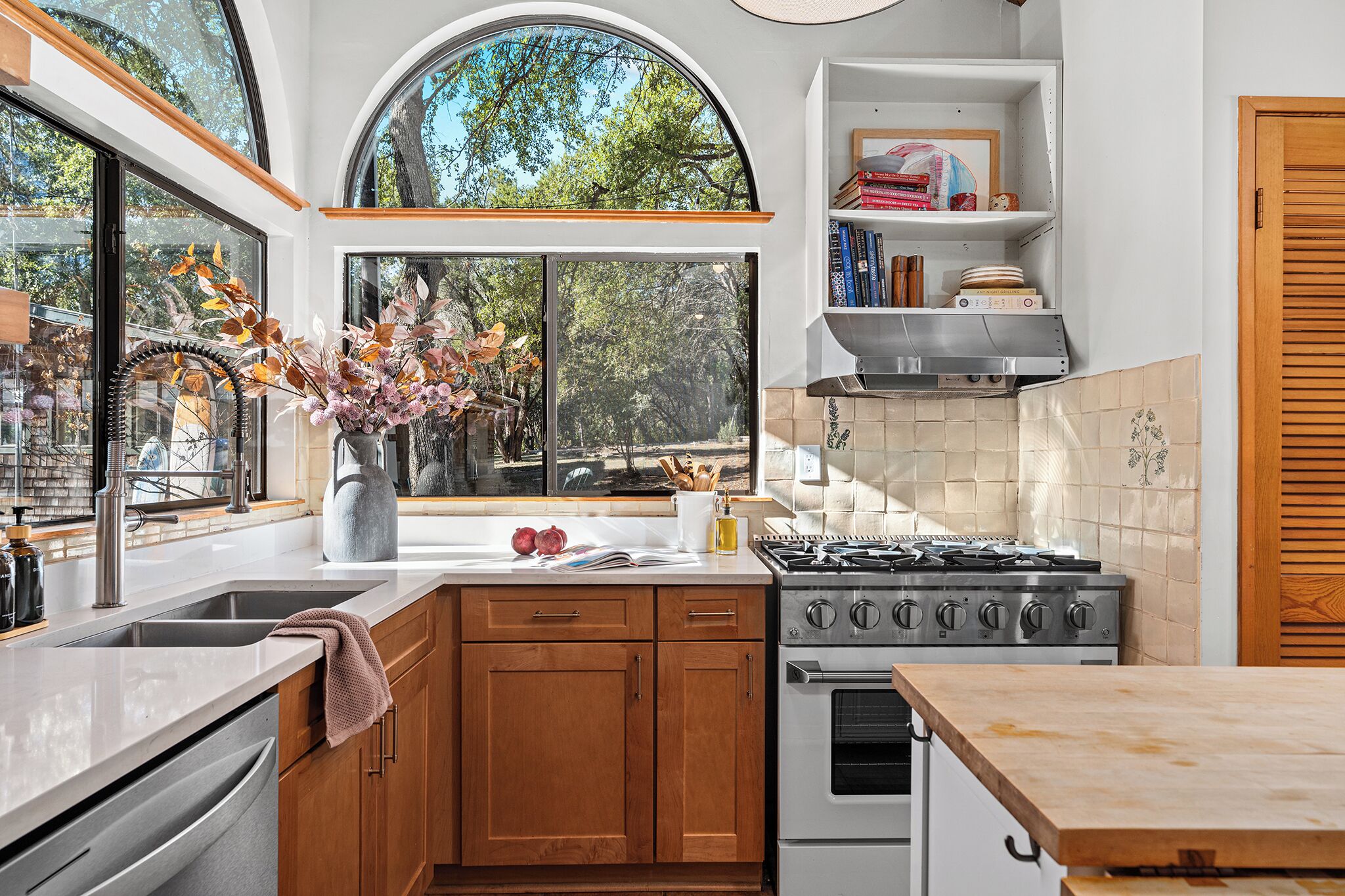 冷蔵庫、電子レンジ、オーブン、コンロ