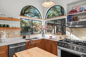 Réfrigérateur, four à micro-ondes, un four, surface de cuisson