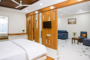 Suite, Balcony | Living area