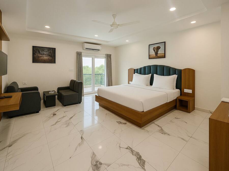 Una habitación de hotel moderna con una cama grande, un escritorio, una silla y un televisor.