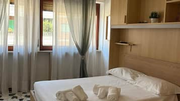 2 chambres, bureau, fer et planche à repasser, lit parapluie