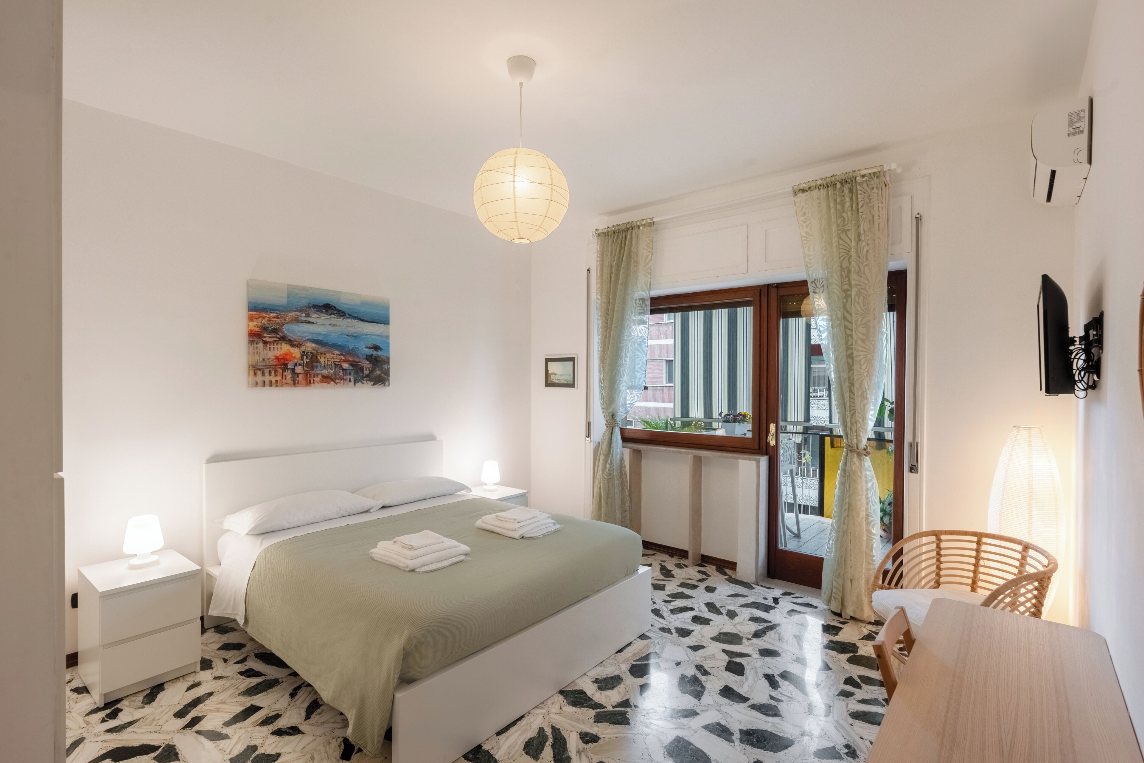 2 camere, una scrivania, ferro/asse da stiro, culla da viaggio