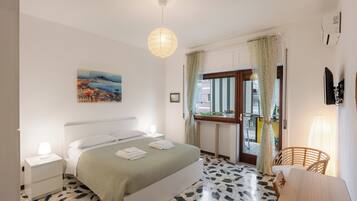 2 chambres, bureau, fer et planche Ă repasser, lit parapluie