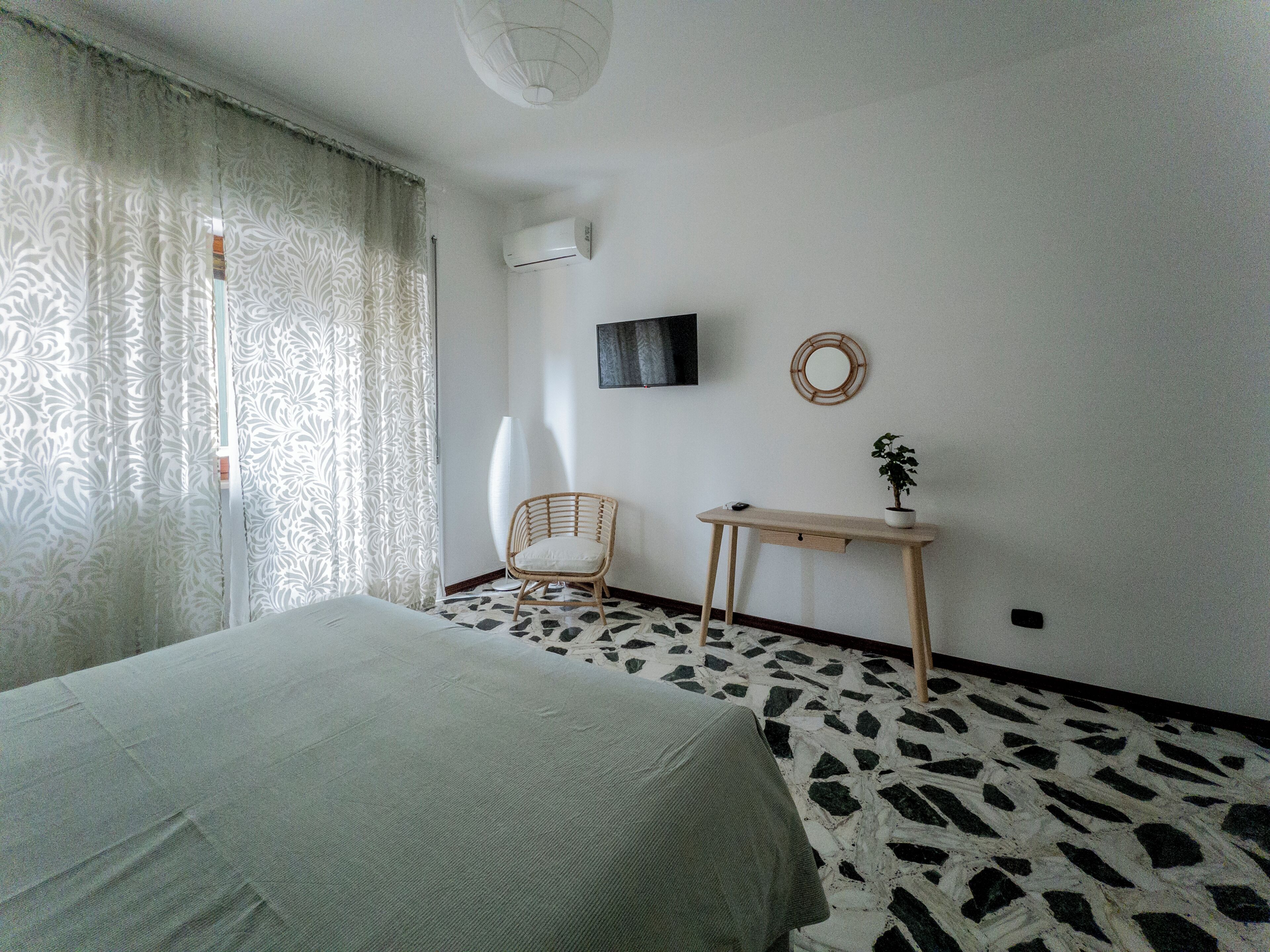 2 chambres, bureau, fer et planche à repasser, lit parapluie