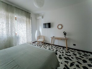 2 slaapkamers, een bureau, een strijkplank/strijkijzer, reisbedje