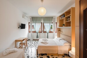 2 chambres, bureau, fer et planche à repasser, lit parapluie