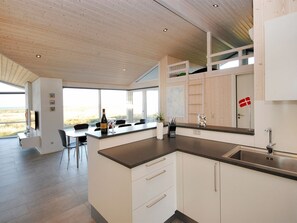 Refrigerador, microondas, lavavajillas y utensilios de cocina