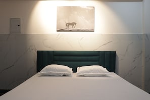 Deluxe Apartment | Iron/ironing board, free WiFi, bed sheets