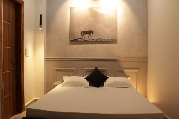 Tabla de planchar con plancha, wifi gratis y ropa de cama 