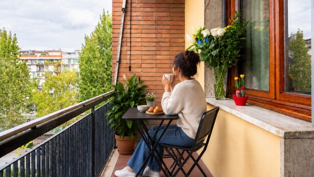 A balcony with a table, a potted plant, and a window with flowers. - Scena Illustrata-Redi 51-un to 10 people (Florence)
