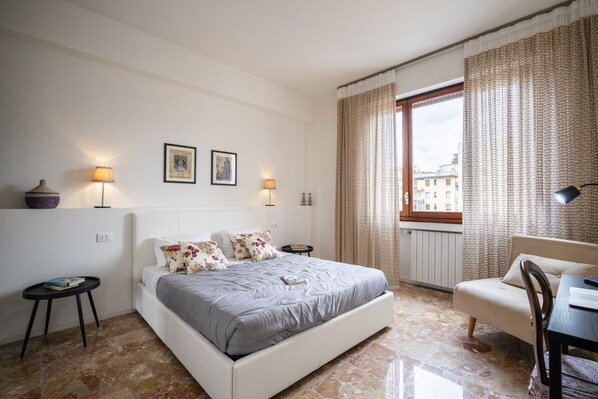 4 bedrooms, iron/ironing board, bed sheets