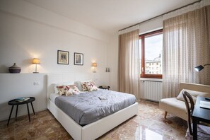 4 bedrooms, iron/ironing board, bed sheets