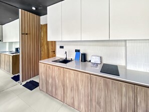 冷蔵庫、コンロ、トースター、調理器具と食器