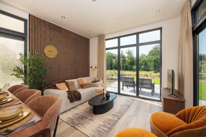 Essenburgh: Spacious and stylish home for 6 people with three bedrooms, a modern kitchen, a cozy outdoor space, and a private hot tub and sauna for ultimate relaxation. Enjoy luxury and nature in the Veluwe.